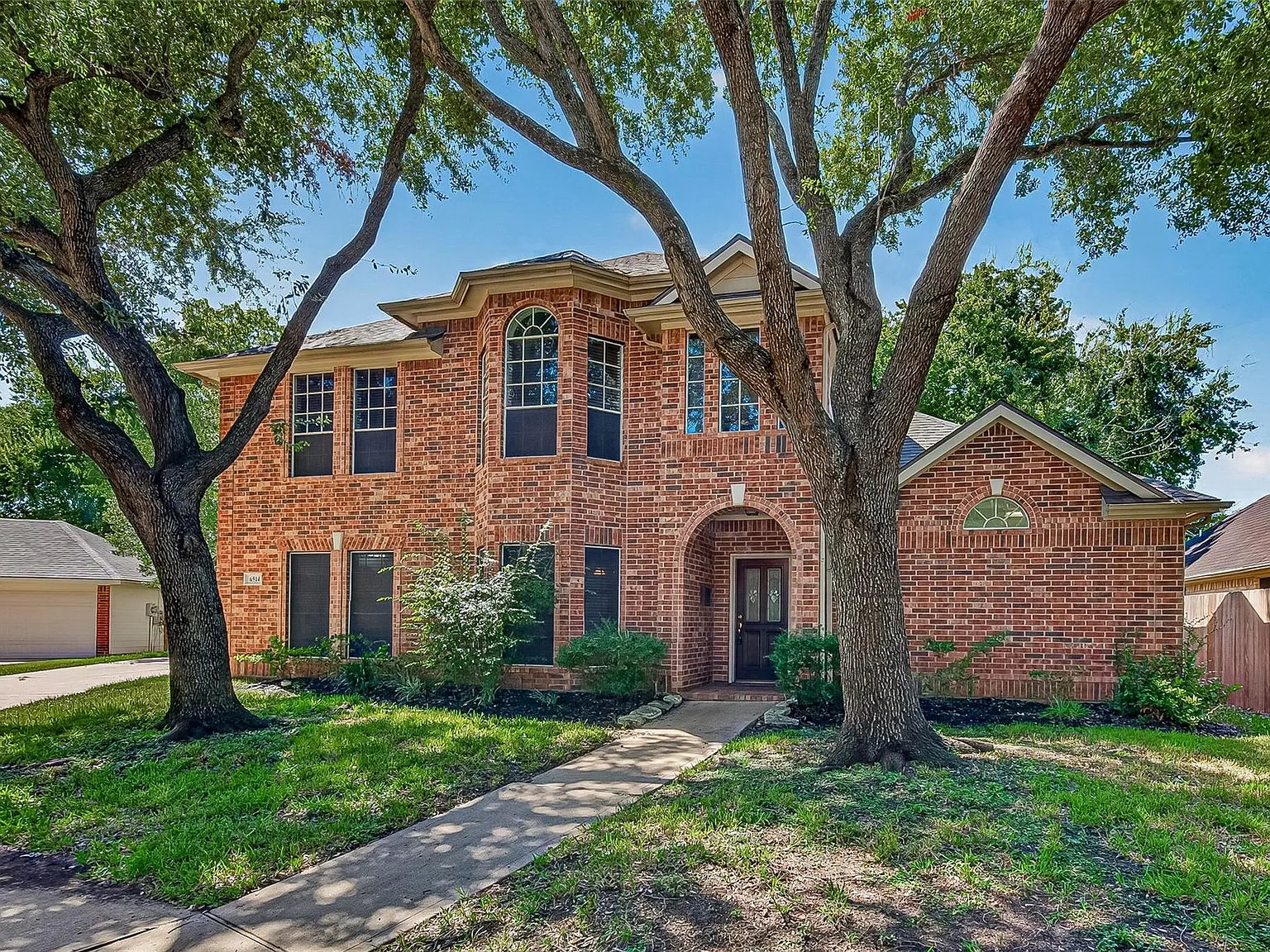 4 bed, 2.5 bath, 2704 sqft, $2,600 — Photo 4