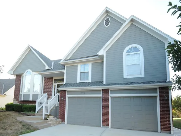 202 S Lakeshore Dr, Raymore, MO 64083