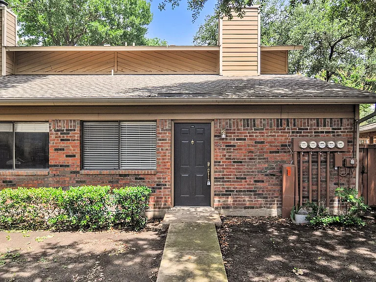 5720 Cedar Creek Dr — Photo 3