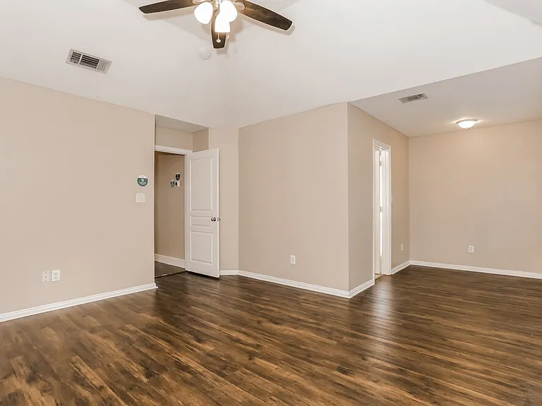 915 Joshua Dr — Photo 11