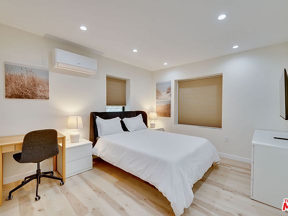3rd image of 918 N San Vicente Blvd #C