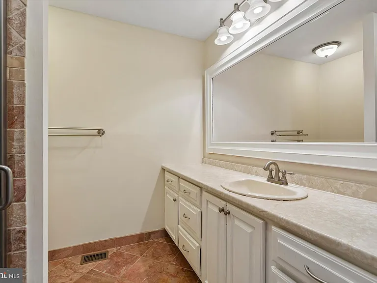 156 Eaton Dr — Photo 13