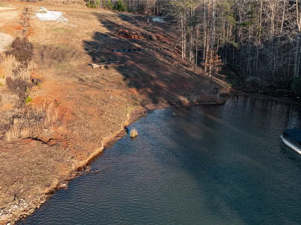 242 E Waters Edge Ln, West Union, SC 29696