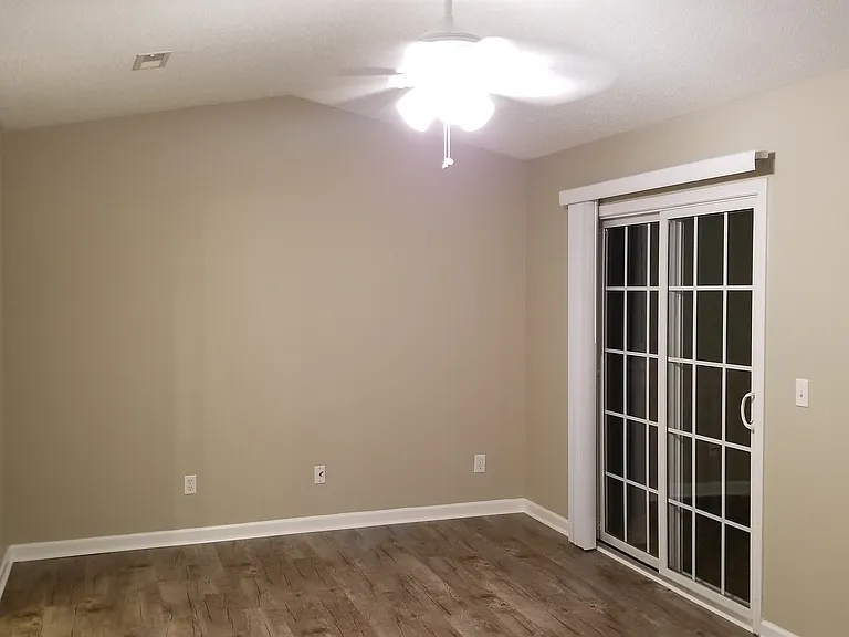 MASTER BEDROOM APPROX 12'X20'