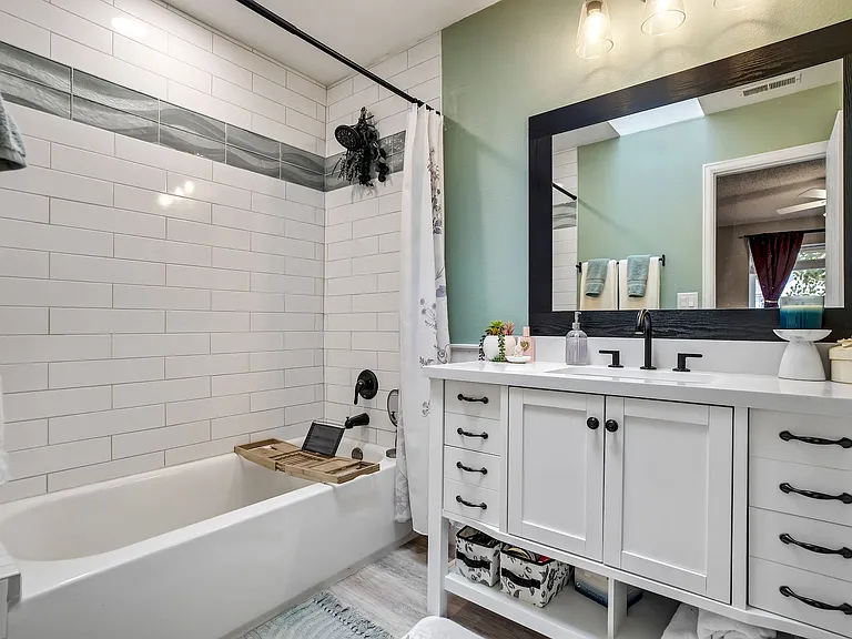 424 W Rockrimmon Blvd — Photo 20