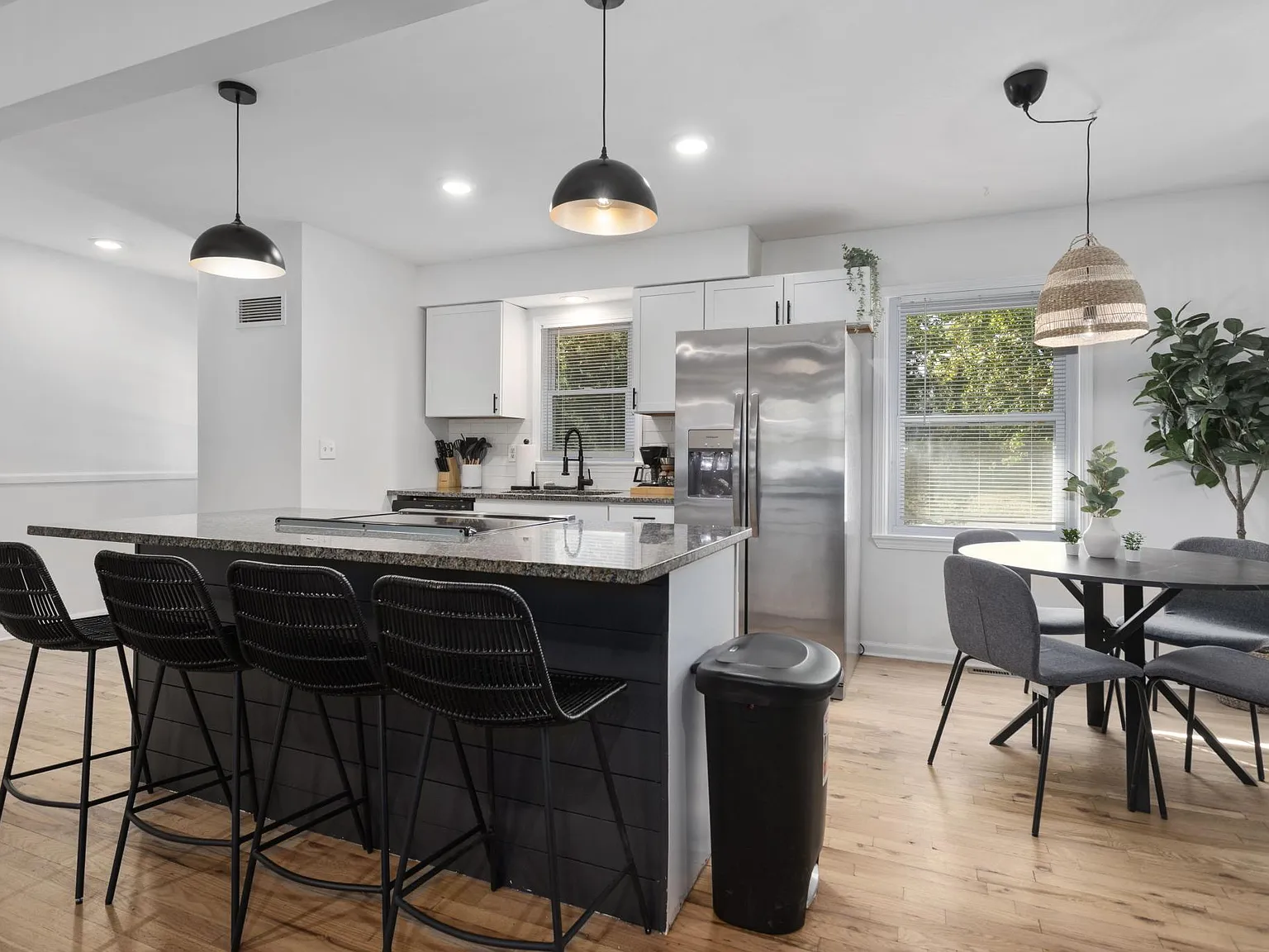 3 bed, 1042 sqft, $4,500 — Photo 1
