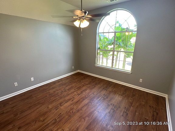 4th image of 6913 Century Oaks Dr