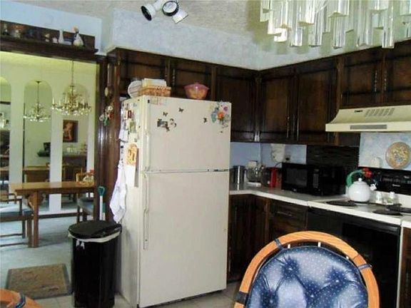 4th image of 6404 Dahlia Dr