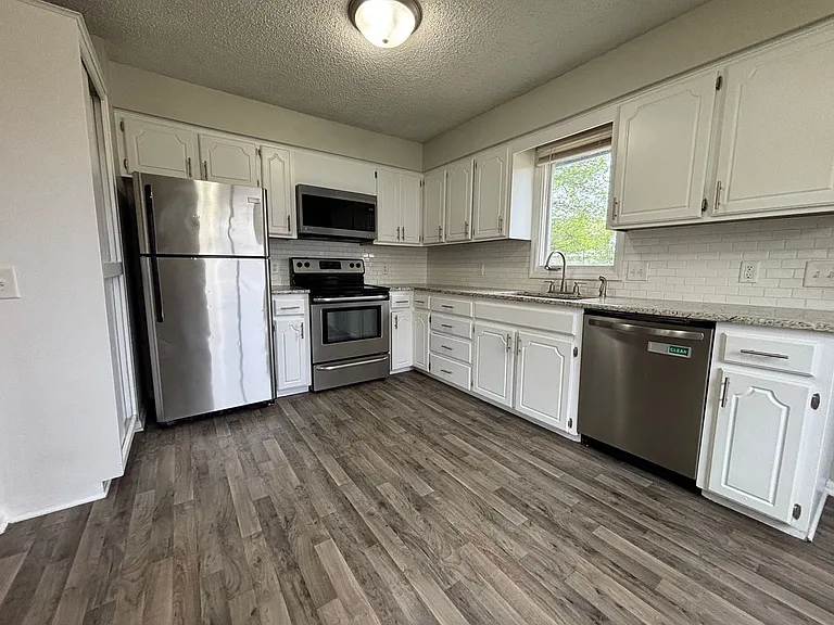3307 S 133rd St — Photo 20