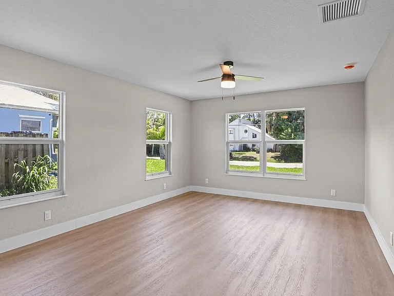 4611 Sunset Blvd — Photo 8