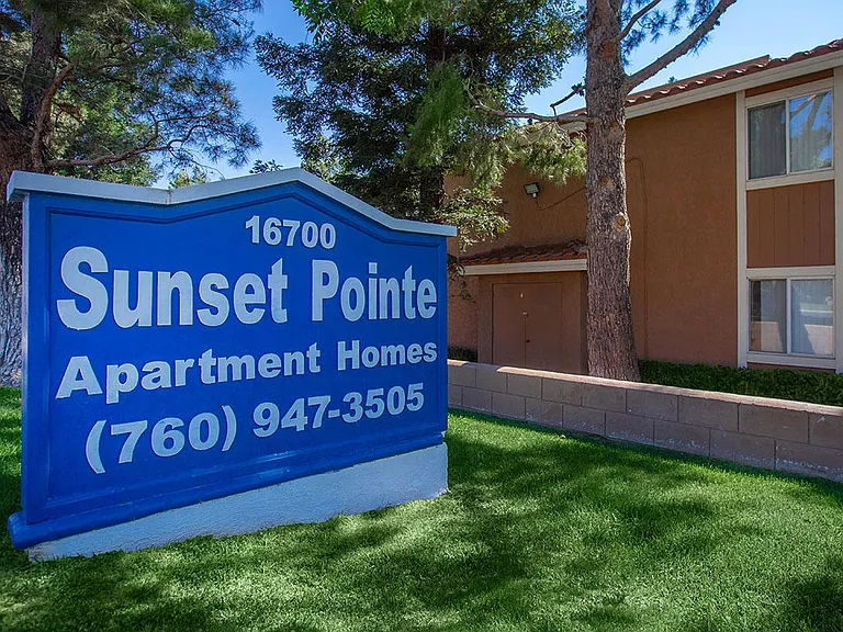 Sunset Pointe Apartments — Photo 11