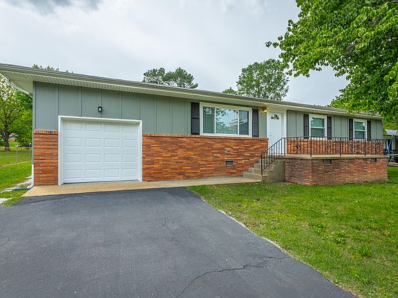 2nd image of 827 Woodmore Cir