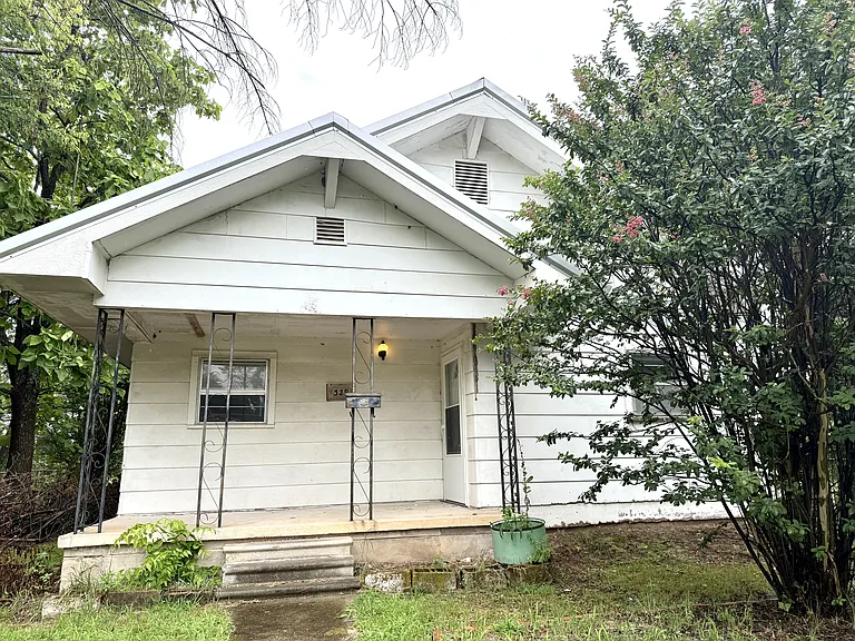 329 E St NE — Photo 1