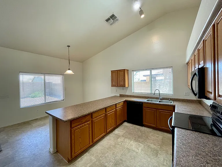 25853 W Elizabeth Ave — Photo 7