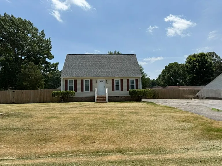 302 Cottonwood Ln — Photo 2