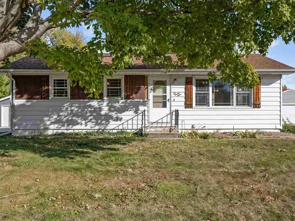 623 27th St NW, Cedar Rapids, IA 52405