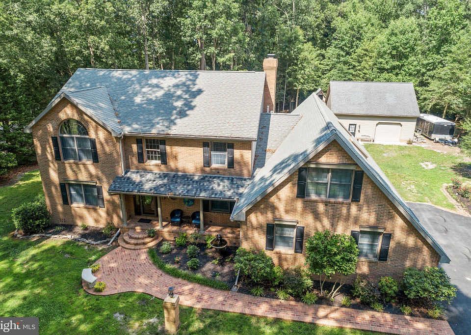 1st image of 25 Woodland Dr