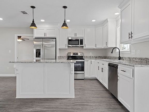 4th image of 108 Cottage Oaks Dr