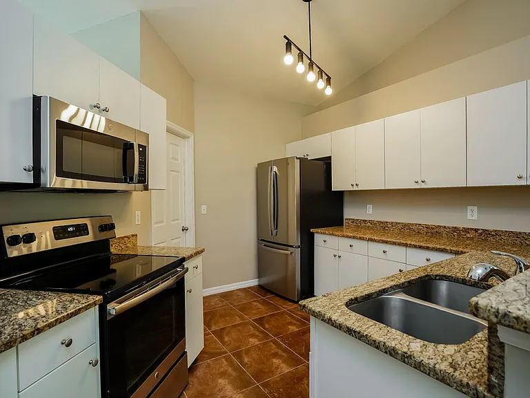 218 SW 11th Ave — Photo 7