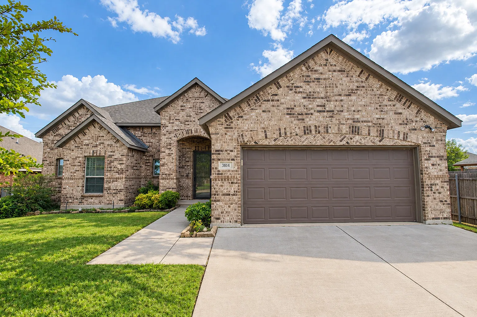 4 bed, 2.5 bath, 2921 sqft, $3,200 — Photo 1