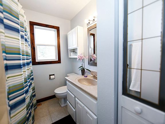 Upstairs full bathroom