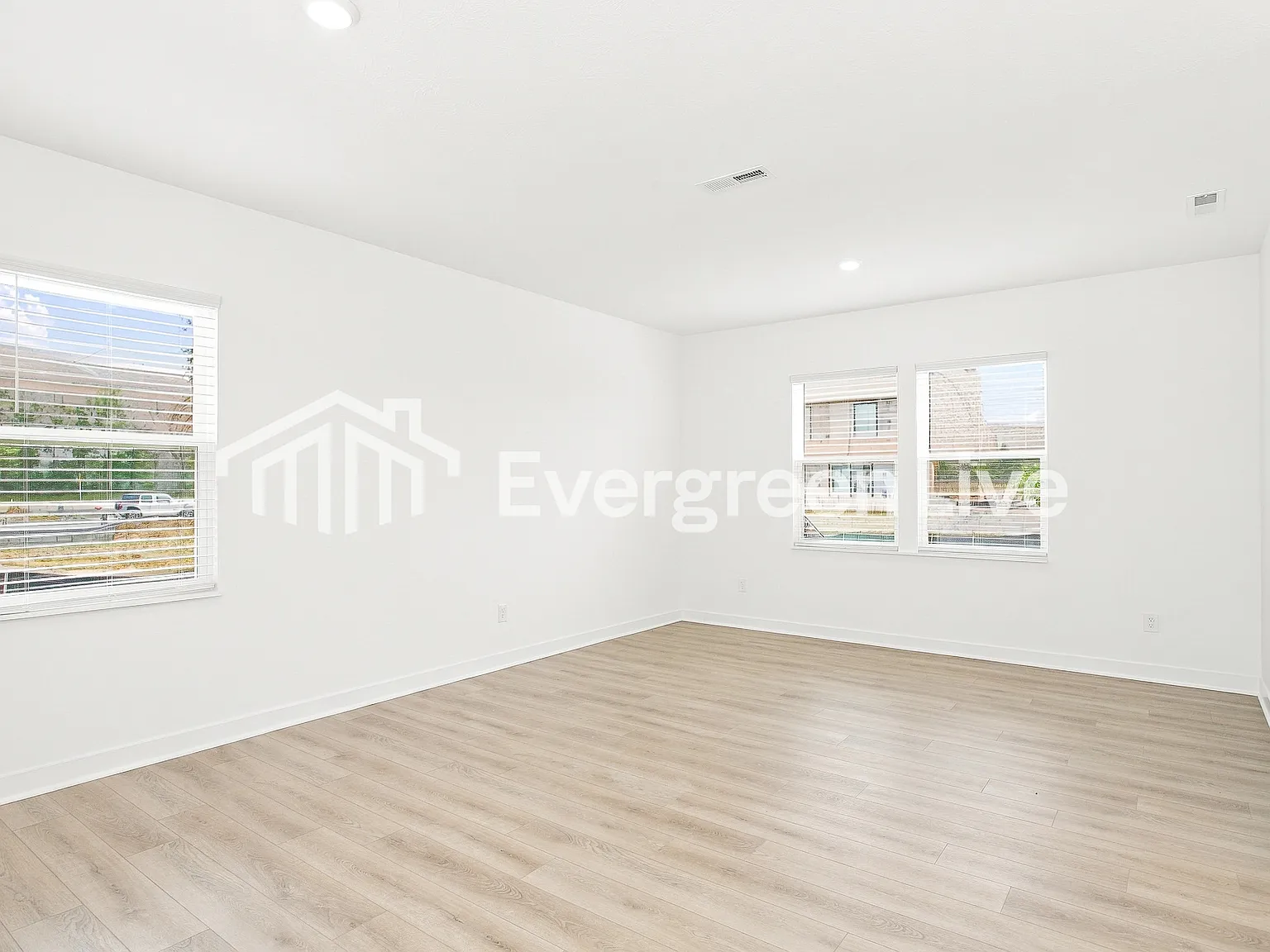 3 bed, 2.5 bath, 1849 sqft, $1,990 — Photo 3