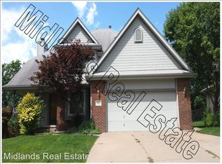 302 Fleetwood Dr, Papillion, NE 68133