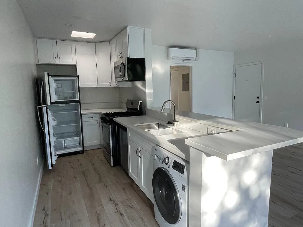 Building Photo - 6423 Monterey Rd #4