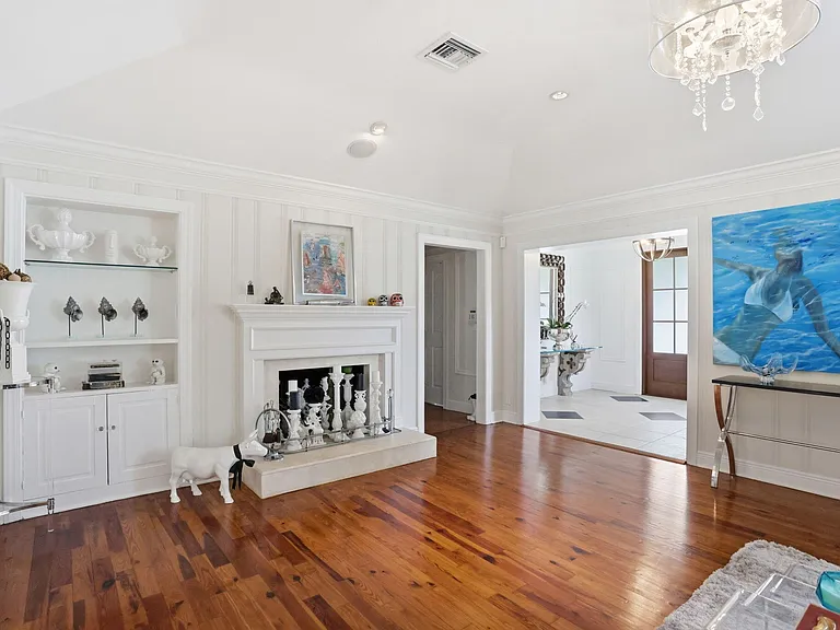 309 NE 8th Ave — Photo 7