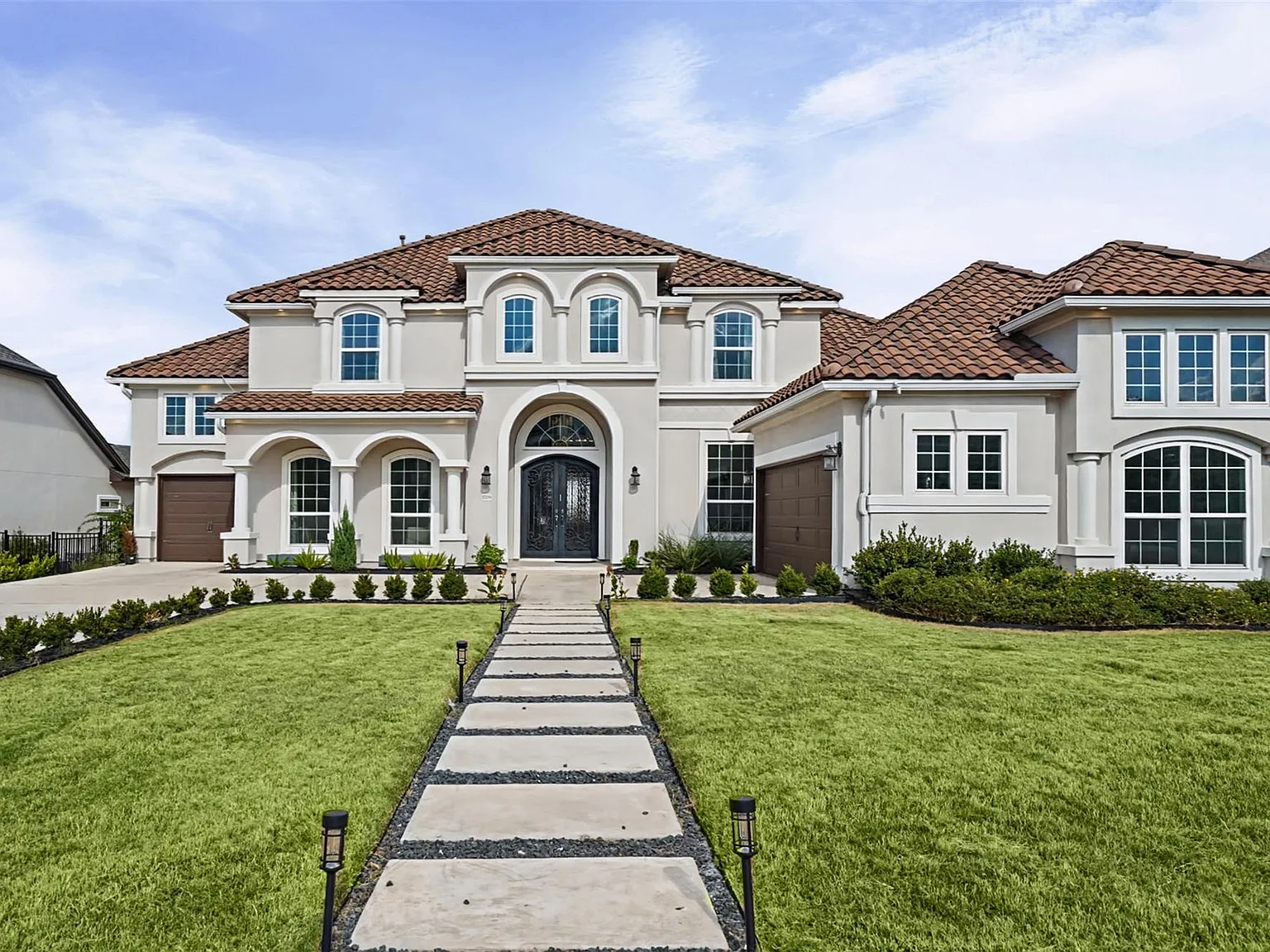 5 bed, 5.5 bath, 5072 sqft, $6,000 — Photo 1