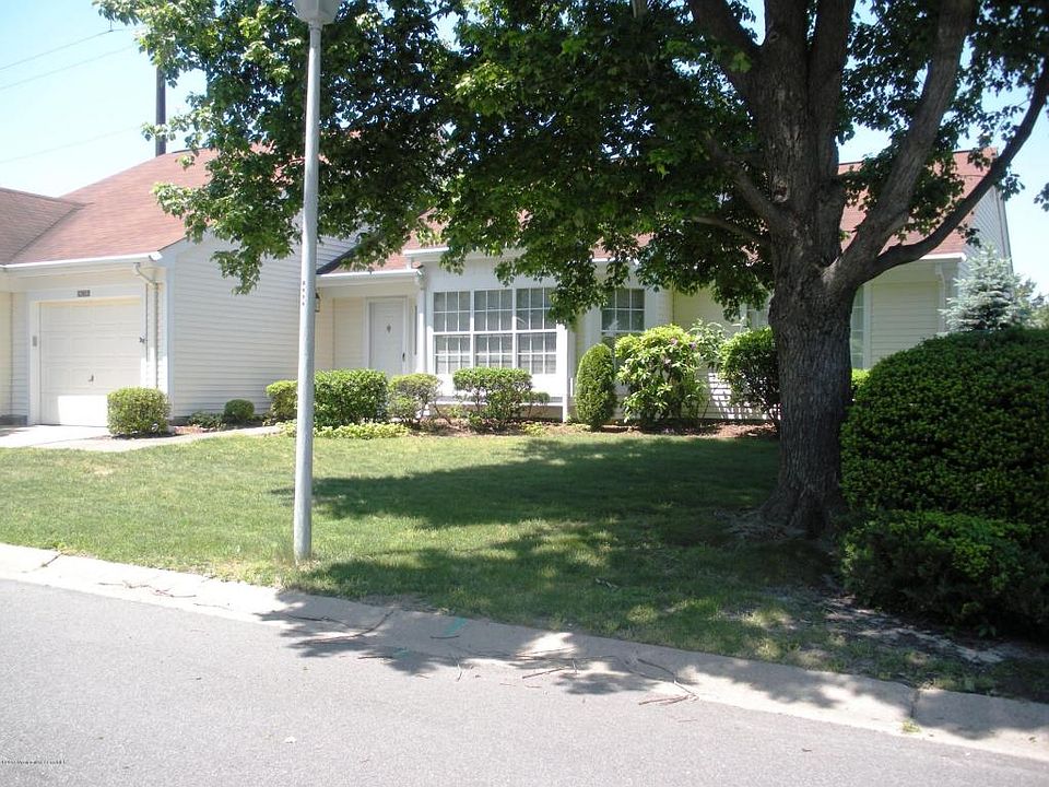 1st image of 903B Stratford Ct