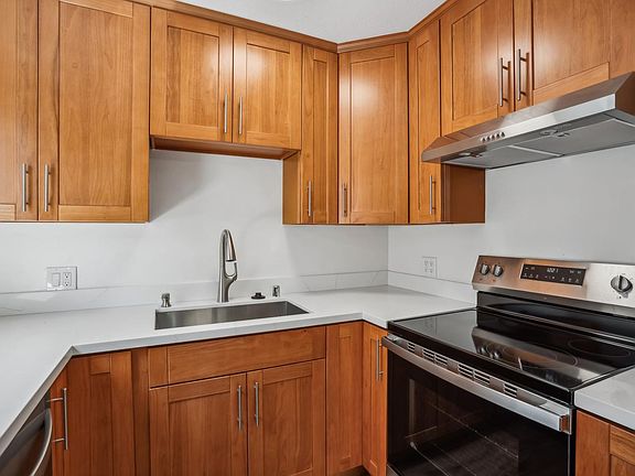 2nd image of 681 Bellflower Ave APT 1