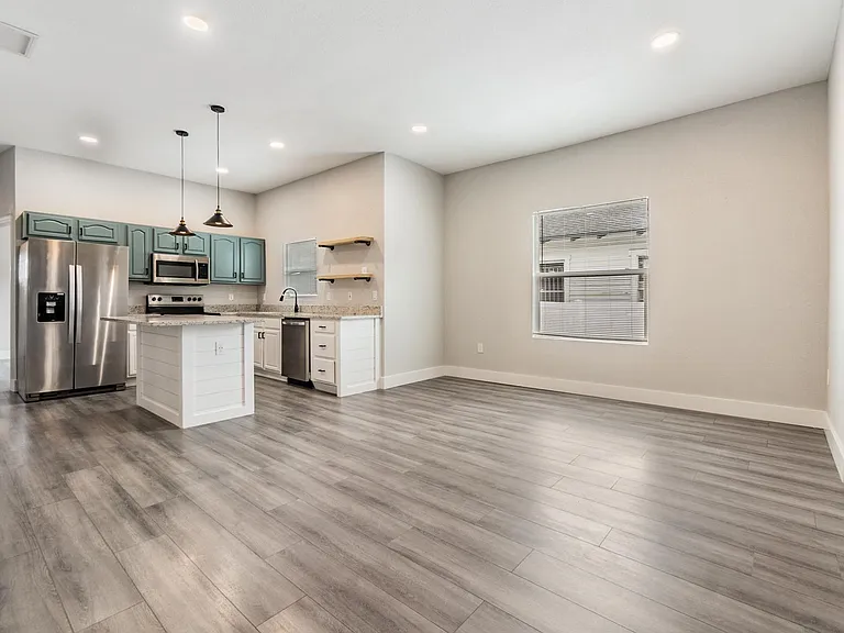 2321 W Green St — Photo 9
