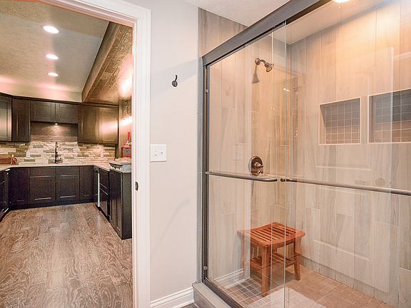 Luxurious basement shower