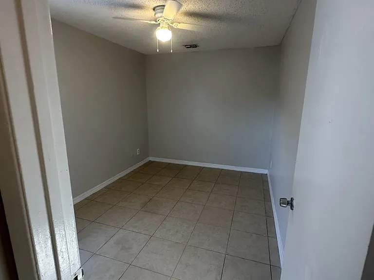 1704A Ridgewood Ln — Photo 5
