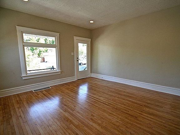 2nd image of 918 E Laird Ave