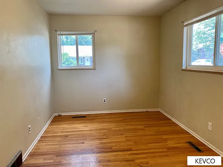 2413 Clearview Ave — Photo 5