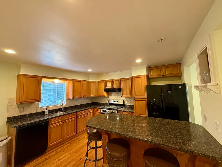 18 Pine St #1 — Photo 4
