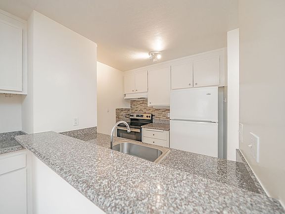 5th image of 330 Adams St #310