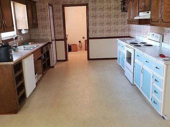 4th image of 565 21st St NE