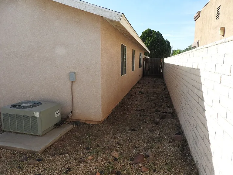 1925 Motor Ave — Photo 23