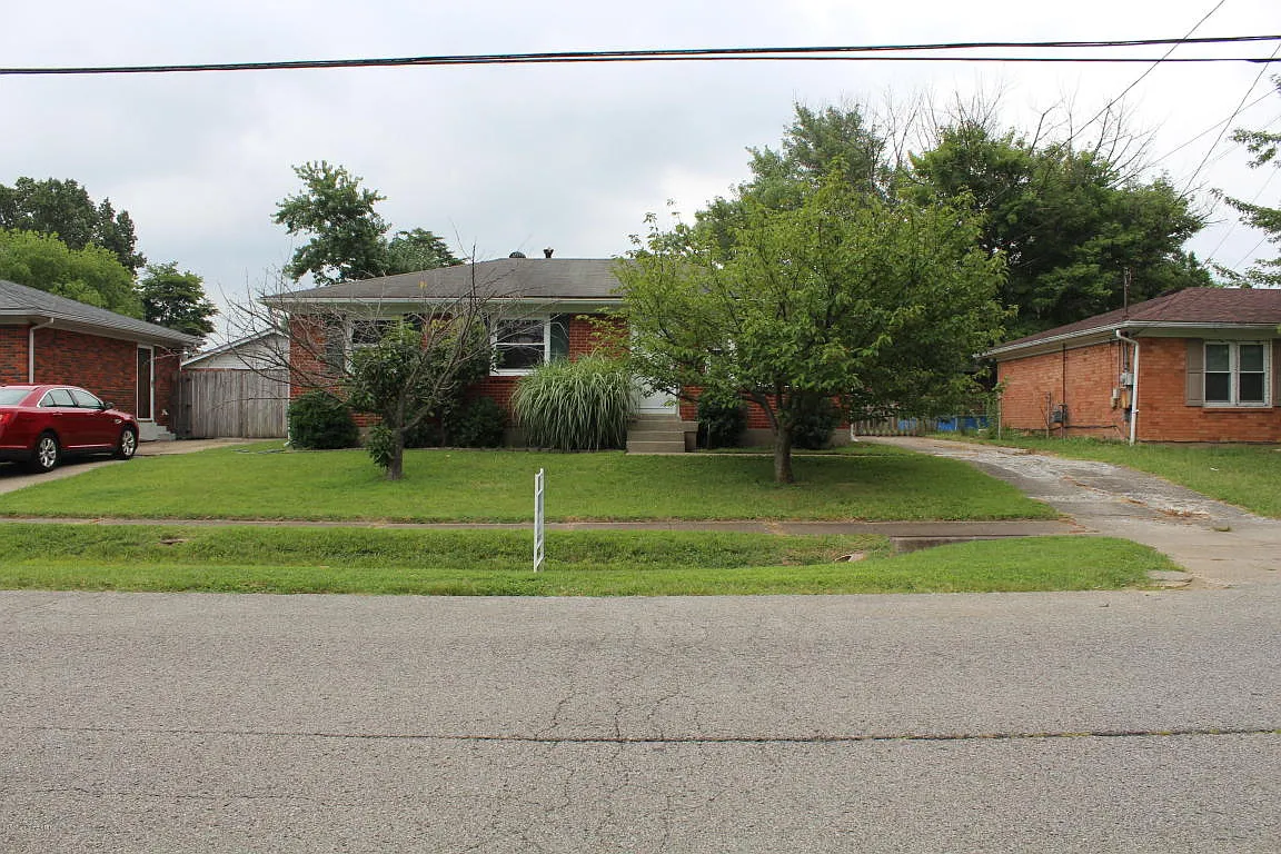 7805 Kim Dr photo 1