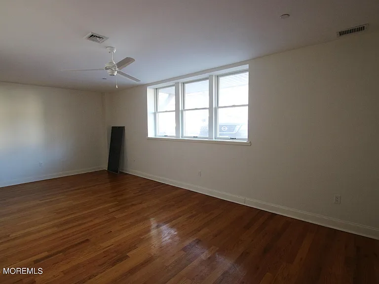 1003 Bond St #5 — Photo 3