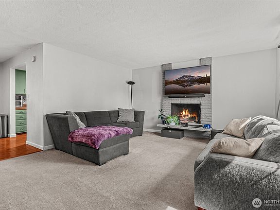4th image of 19320 Crescent Drive E