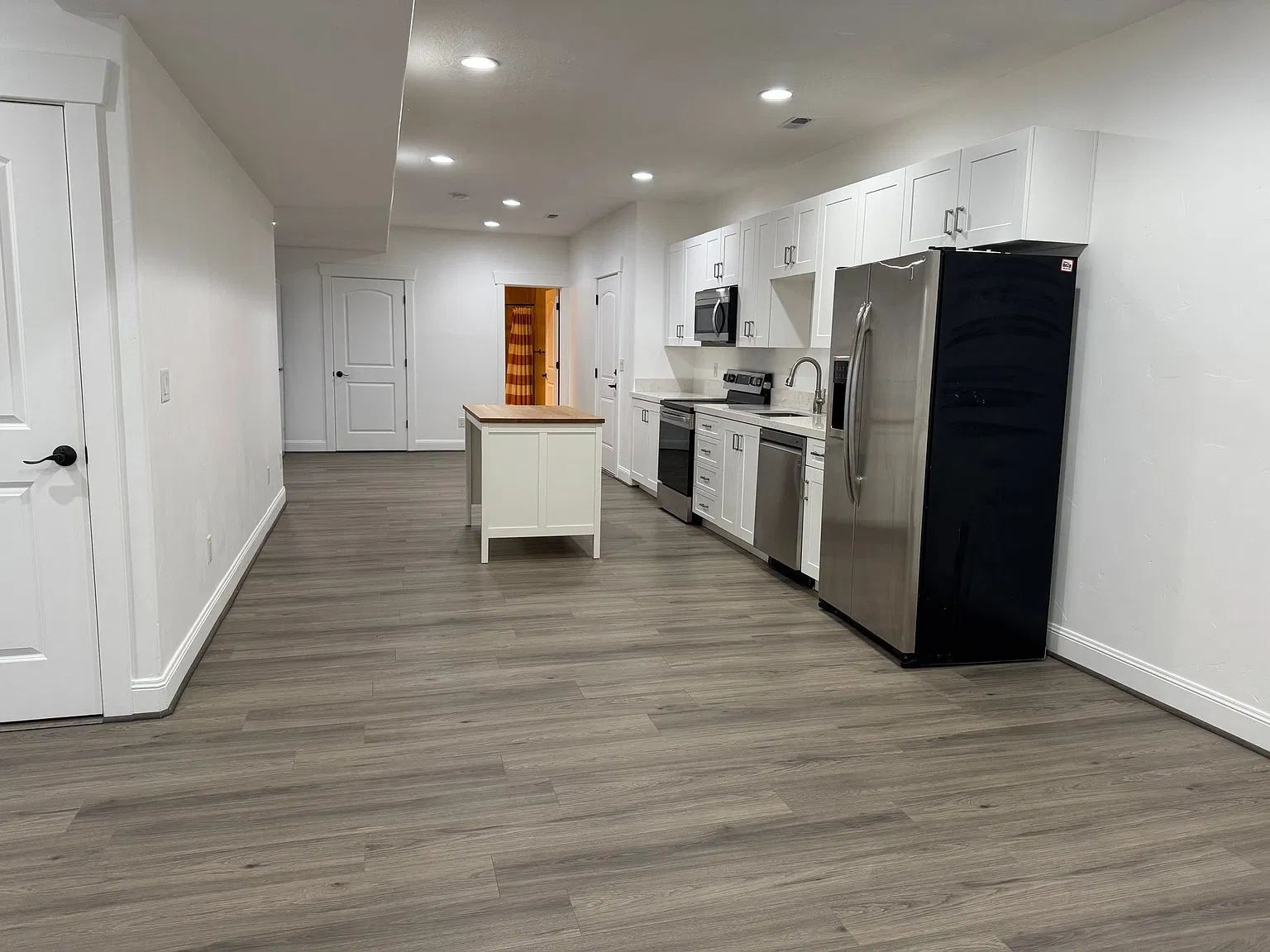 Beautiful location in Sandy, quiet neighborhood, up-to-date apartment just waiting for you. — Photo 2
