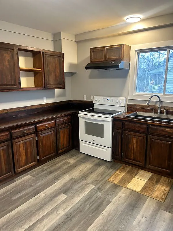 3 bed, 1.0 bath, 1184 sqft, $1,300 — Photo 3
