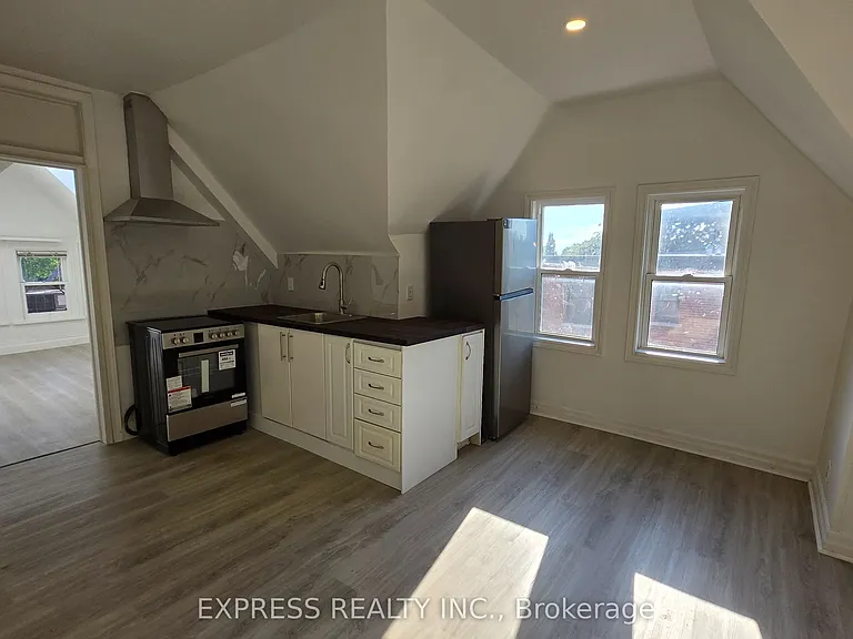252 James St S #303 — Photo 10