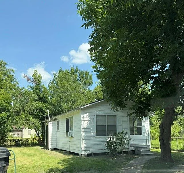 2 bed, 1.0 bath, 1080 sqft, $900 — Photo 2