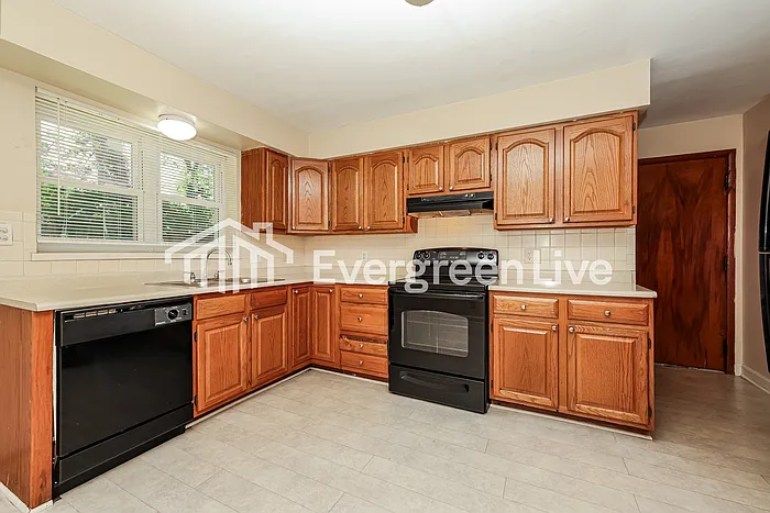 84 Carson Ave — Photo 6