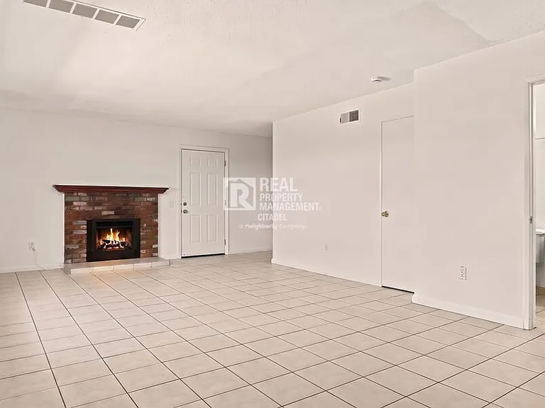 3009 Canyon Crest Dr #D — Photo 5